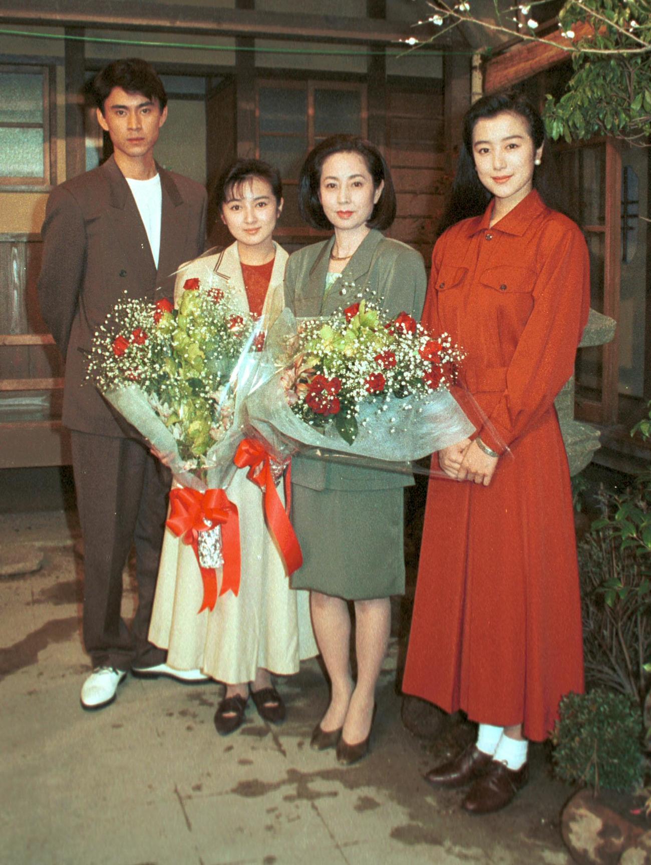 NHK連続テレビ小説「京、ふたり」のヒロイン・畠田理恵（中央左）、山本陽子さん（同右）に花束を渡す「君の名は」のヒロイン・鈴木京香（右）と倉田てつを（91年2月撮影）