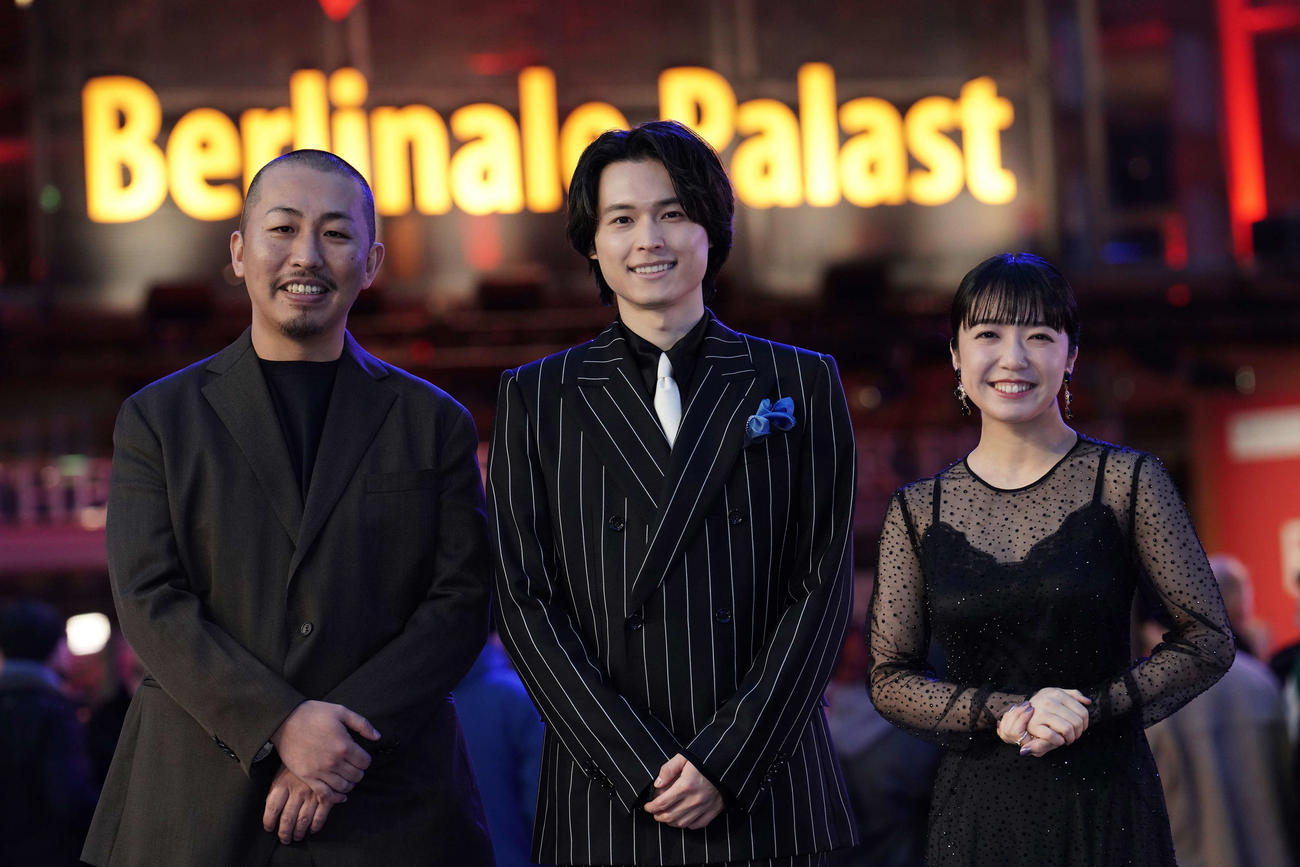 「夜明けのすべて」でベルリン国際映画祭に参加した三宅唱監督（左）、松村北斗（中央）、上白石萌音