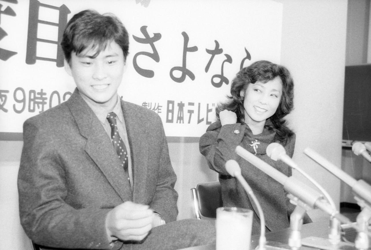 日本テレビ「2度目のさよなら」制作発表　うわさの熱愛カップル、山本陽子さんと沖田浩之さんが恋人同士を演じる（84年12月撮影）