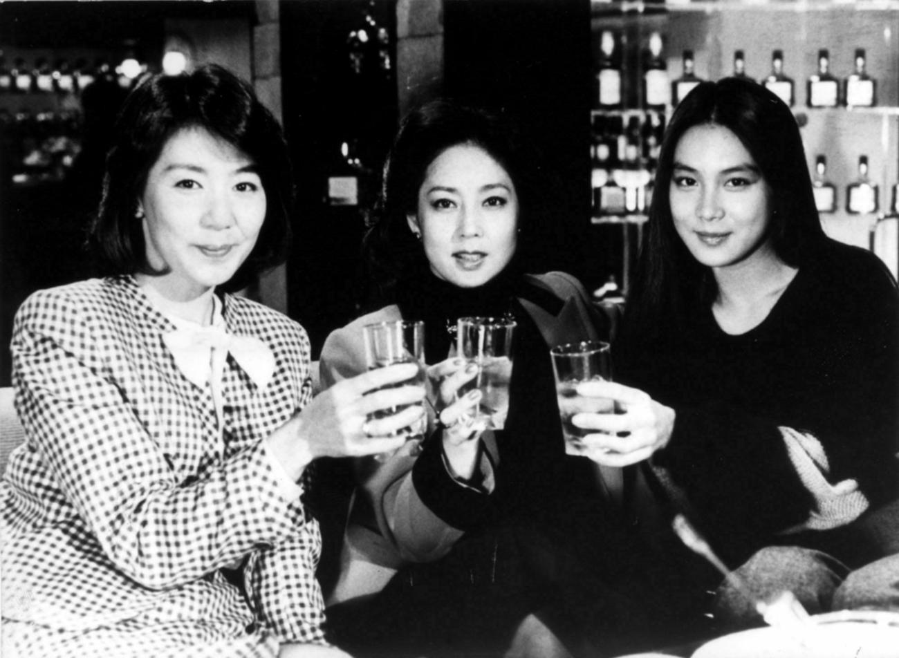 「金曜劇場・冬化粧の女たち」出演の左から悠子役の音無美紀子、明子役の山本陽子さん、由美役の浅野温子（83年12月撮影）
