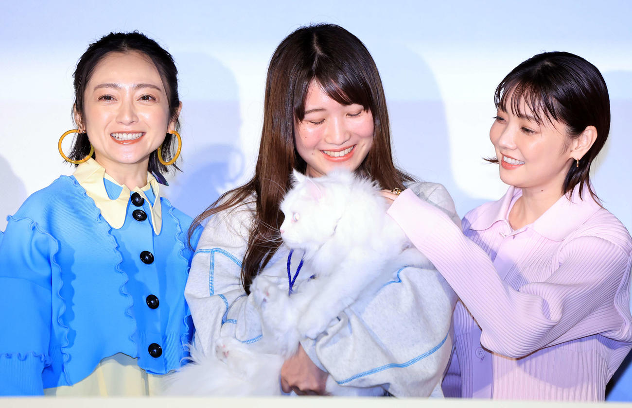 映画「三日月とネコ」の完成披露試写会の舞台あいさつで、劇中に登場した猫（中央）を挟んで笑顔の安達祐実（左）と倉科カナ（撮影・浅見桂子）