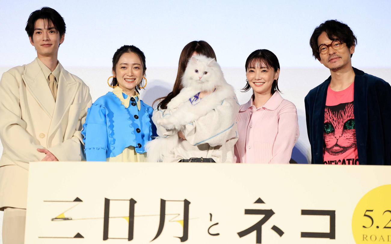 映画「三日月とネコ」の完成披露試写会の舞台あいさつで劇中に登場した猫を挟んで笑顔で記念撮影する、左から渡辺圭祐、安達祐実、倉科カナ、山中崇（撮影・浅見桂子）