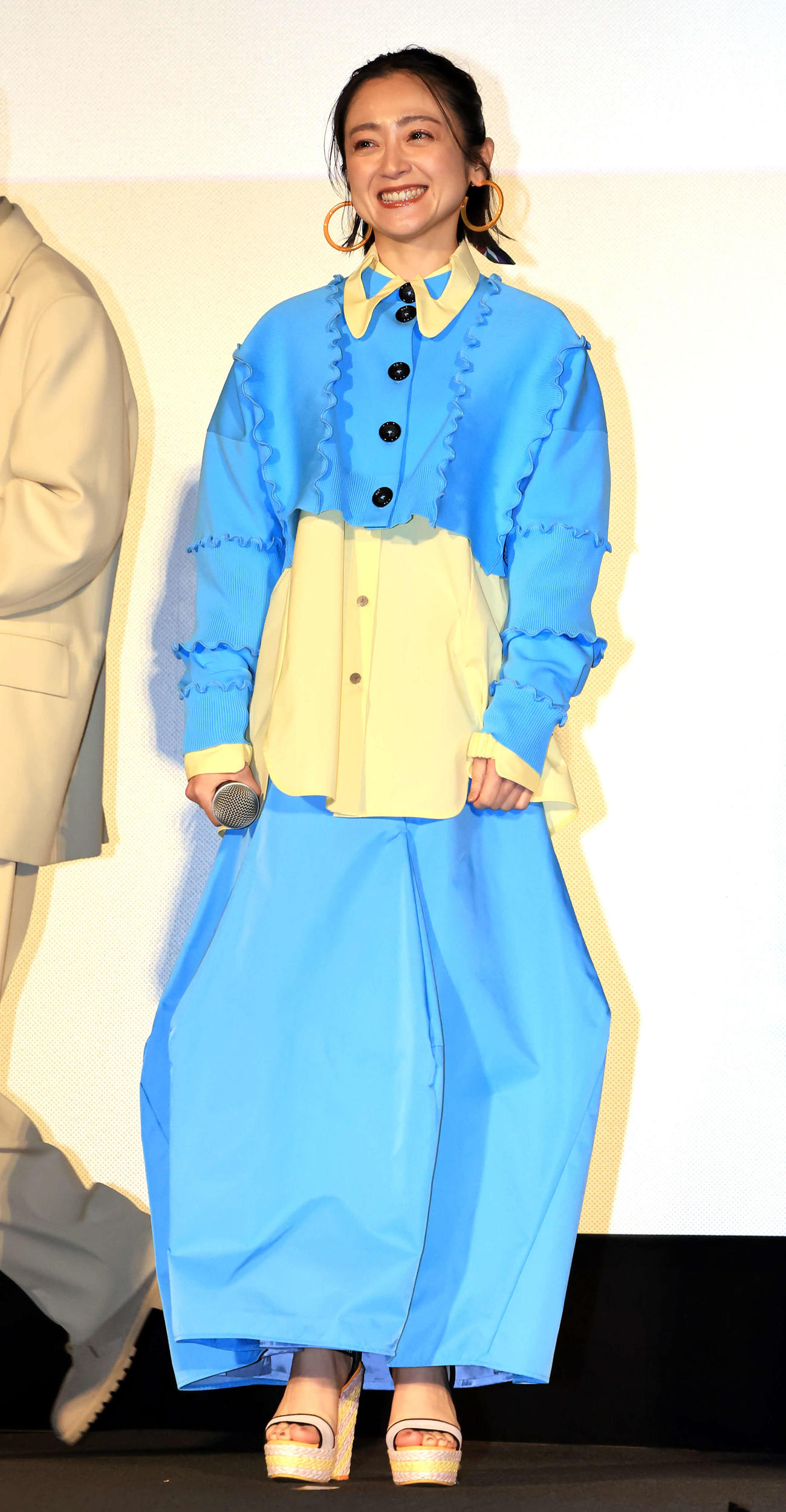 映画「三日月とネコ」の完成披露試写会の舞台あいさつで笑顔で登壇する安達祐実（撮影・浅見桂子）