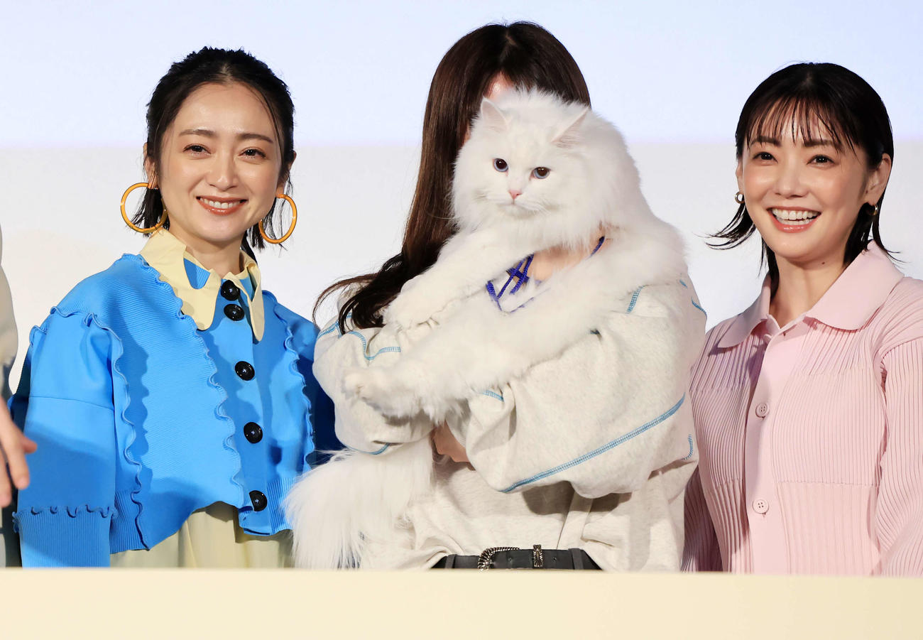 映画「三日月とネコ」の完成披露試写会の舞台あいさつで、劇中に登場した猫を挟んで笑顔の安達祐実（左）と倉科カナ（撮影・浅見桂子）