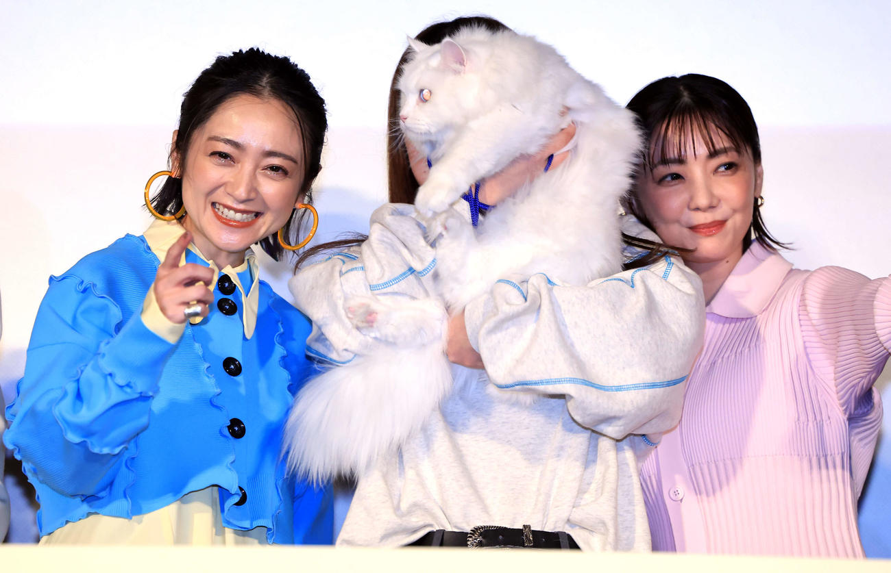 映画「三日月とネコ」の完成披露試写会の舞台あいさつで、劇中に登場した猫（中央）を挟んで笑顔の安達祐実（左）と倉科カナ（撮影・浅見桂子）