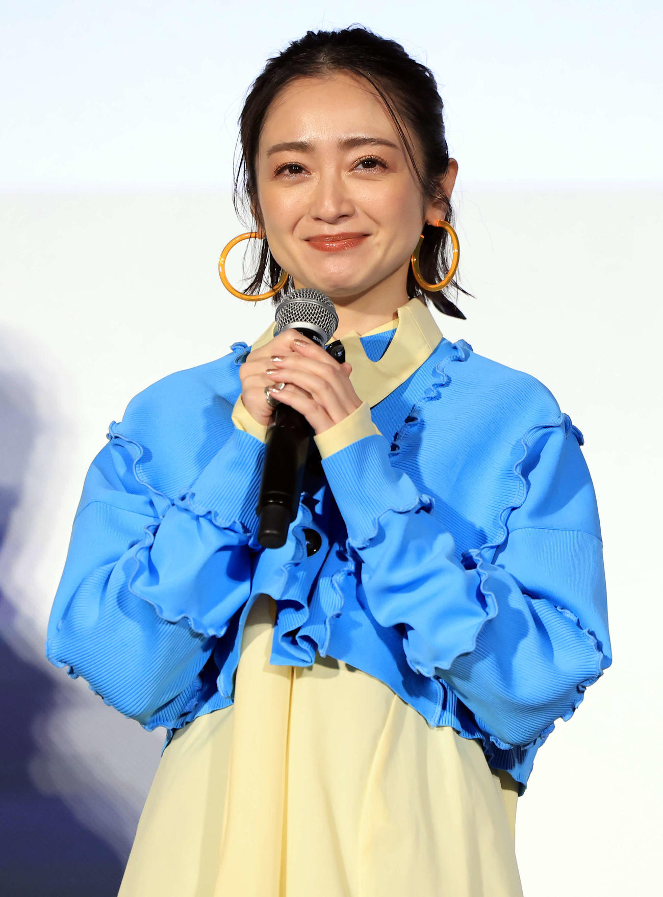 映画「三日月とネコ」の完成披露試写会の舞台あいさつで笑顔であいさつする安達祐実（撮影・浅見桂子）