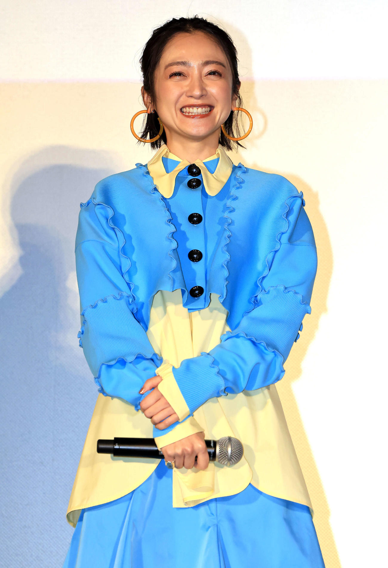 映画「三日月とネコ」の完成披露試写会の舞台あいさつで笑顔を見せる安達祐実（撮影・浅見桂子）