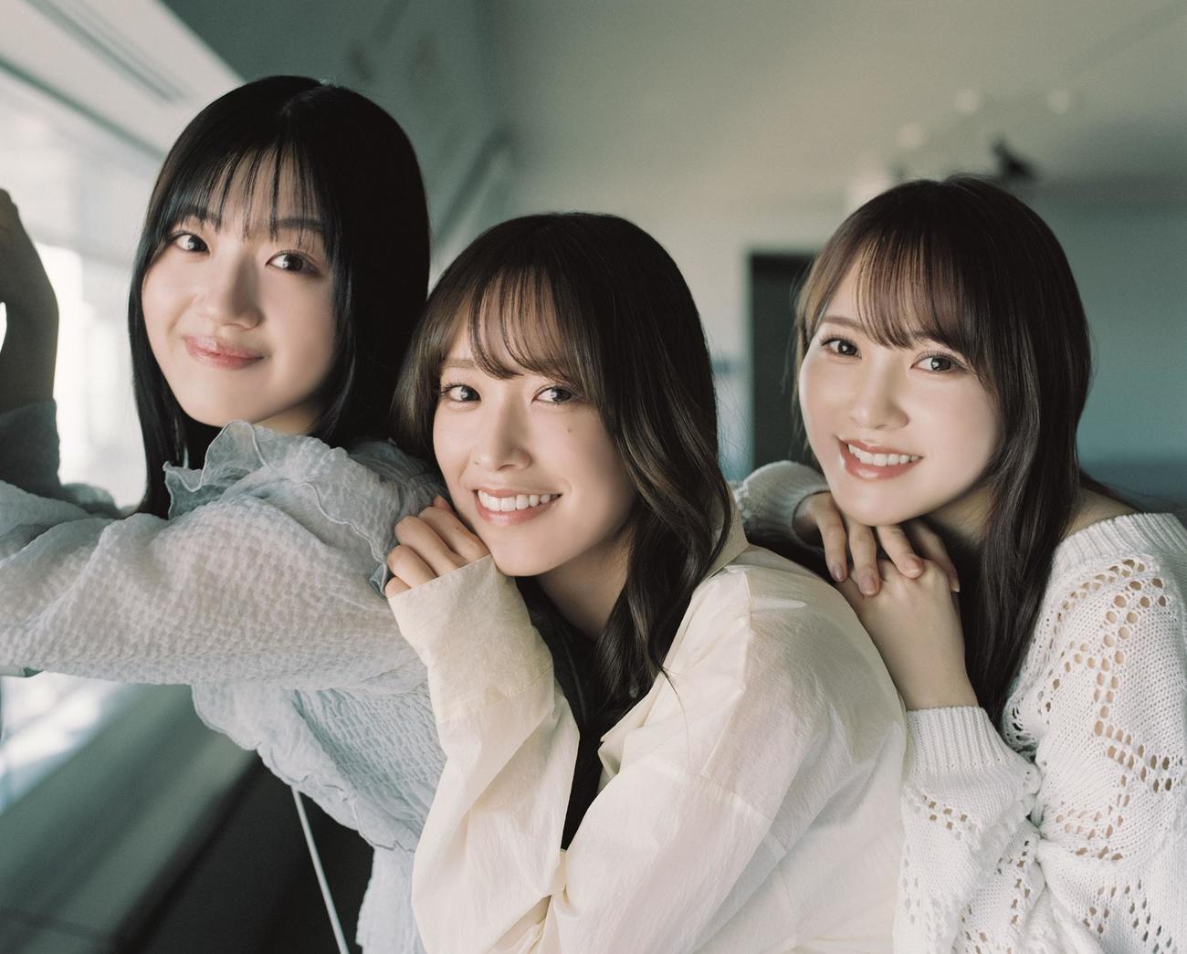 日向坂46公式ブック「H46 MODE vol．1」の先行カット。左から佐々木美玲、佐々木久美、加藤史帆　（Photo／Ittetsu Matsuoka（C）KOBUNSHA）