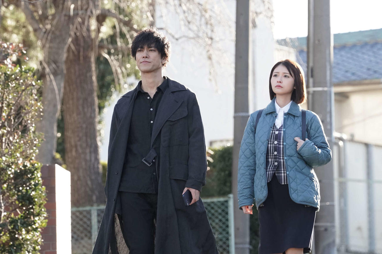 フジテレビ系「院内警察」に出演する桐谷健太、長濱ねる(C)フジテレビ