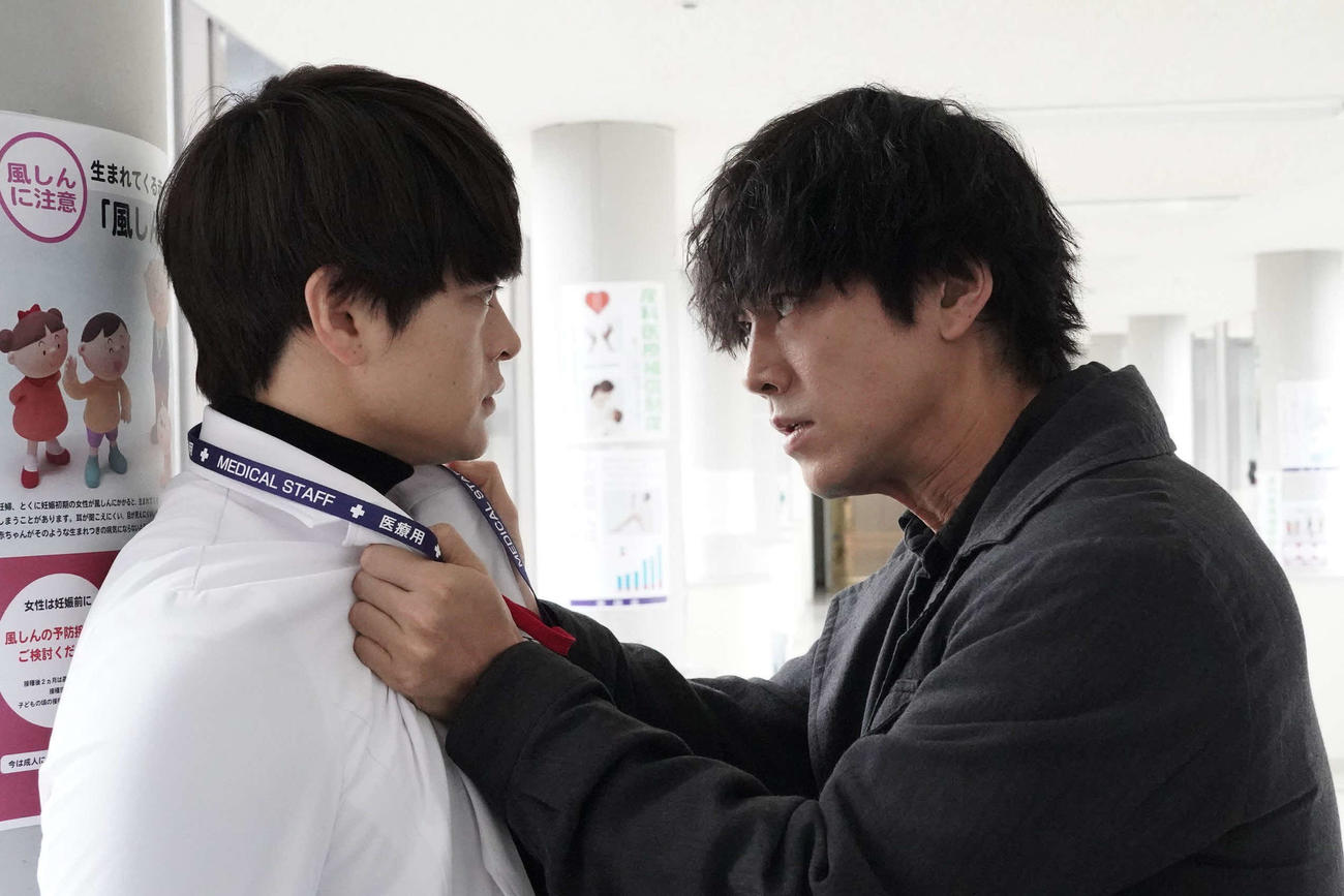 フジテレビ系「院内警察」に出演する左から瀬戸康史、桐谷健太(C)フジテレビ