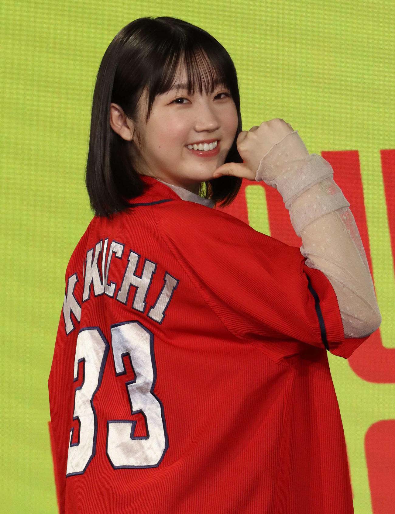 広島菊池涼介のユニホームを着て、初写真集発売イベントの取材を行ったSTU48甲斐心愛