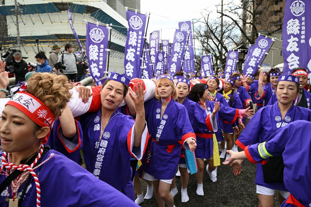 「国府宮はだか祭」で1250年の歴史の中で初めて、女性たちが裸祭りの神事行事に参加（ロイター）