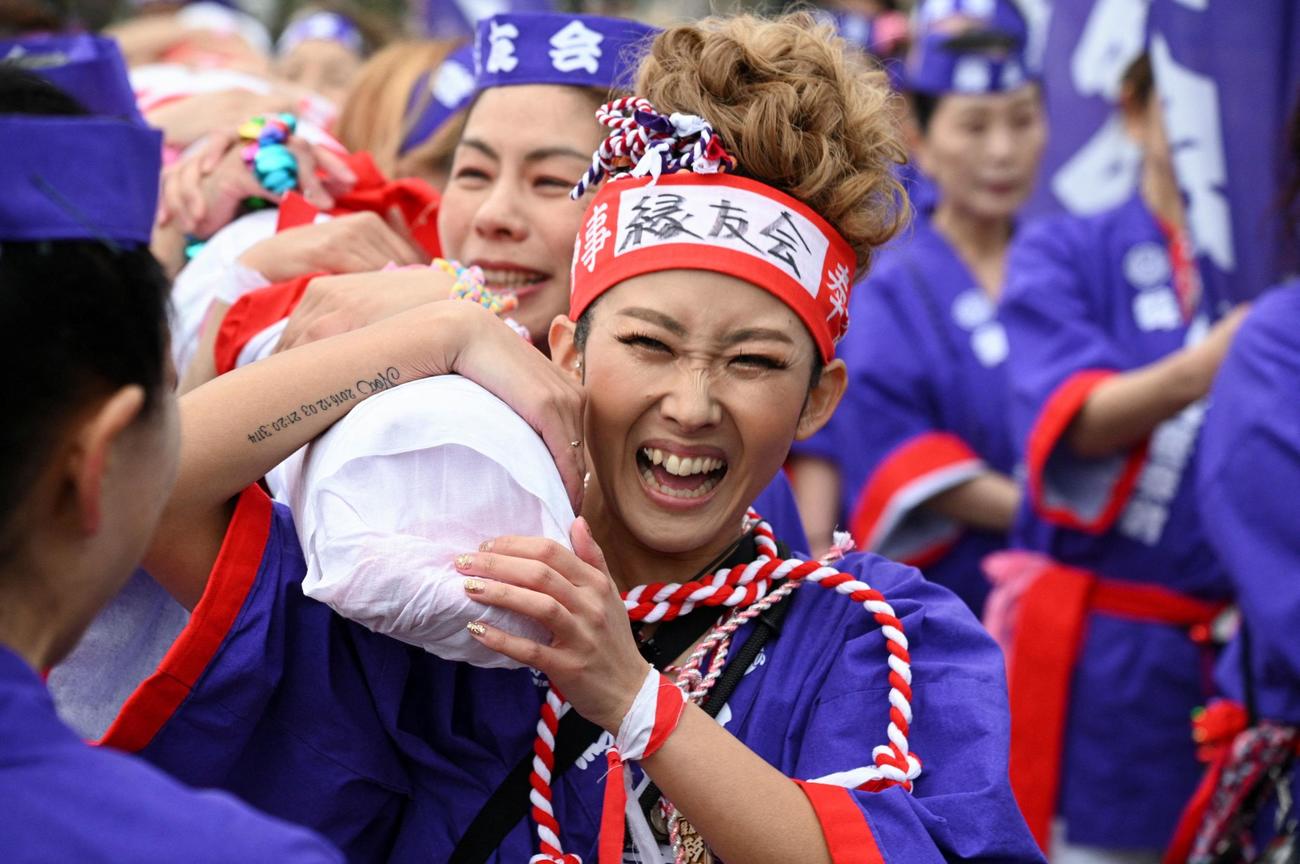 2月22日、「国府宮はだか祭」で1250年の歴史の中で初めて、女性たちが裸祭りの神事行事に参加した（ロイター）