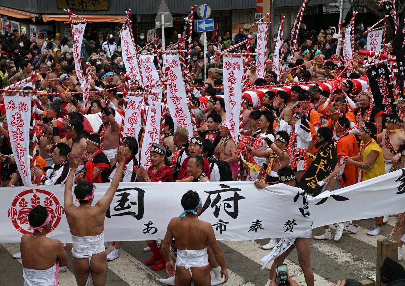 2月22日、「国府宮はだか祭」に参加した男たち（ロイター）