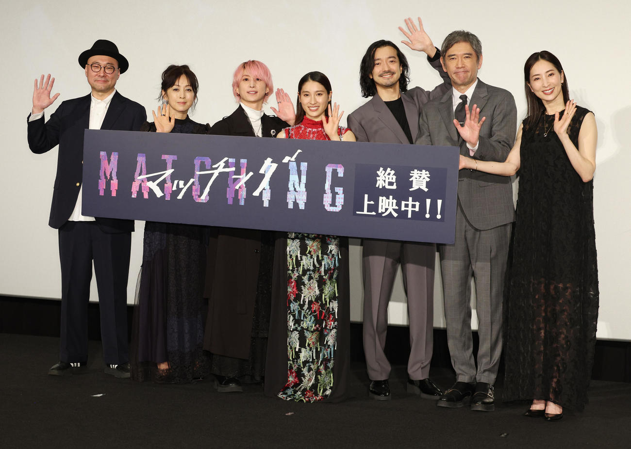 映画「マッチング」初日舞台あいさつを行った、左から内田英治監督、斉藤由貴、佐久間大介、土屋太鳳、金子ノブアキ、杉本哲太、真飛聖（撮影・中島郁夫）