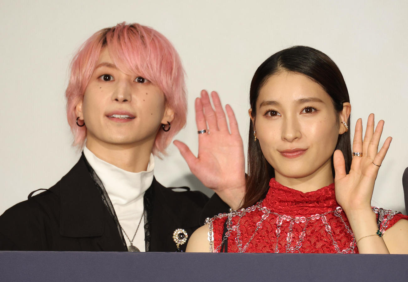 映画「マッチング」初日舞台あいさつを行った佐久間大介（左）と土屋太鳳（撮影・中島郁夫）