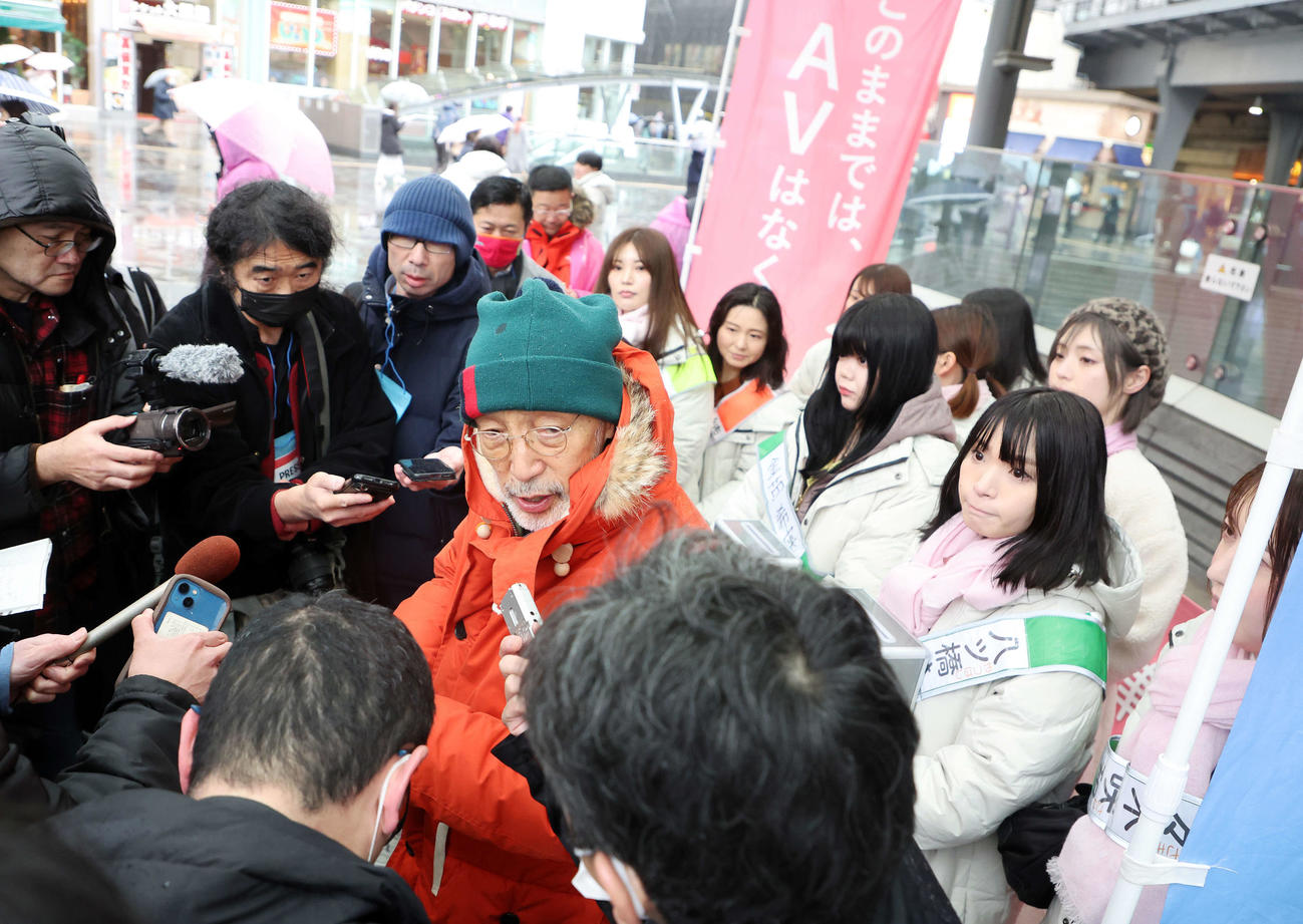 報道陣の質問に答えるテリー伊藤（中央）（撮影・鈴木正人）