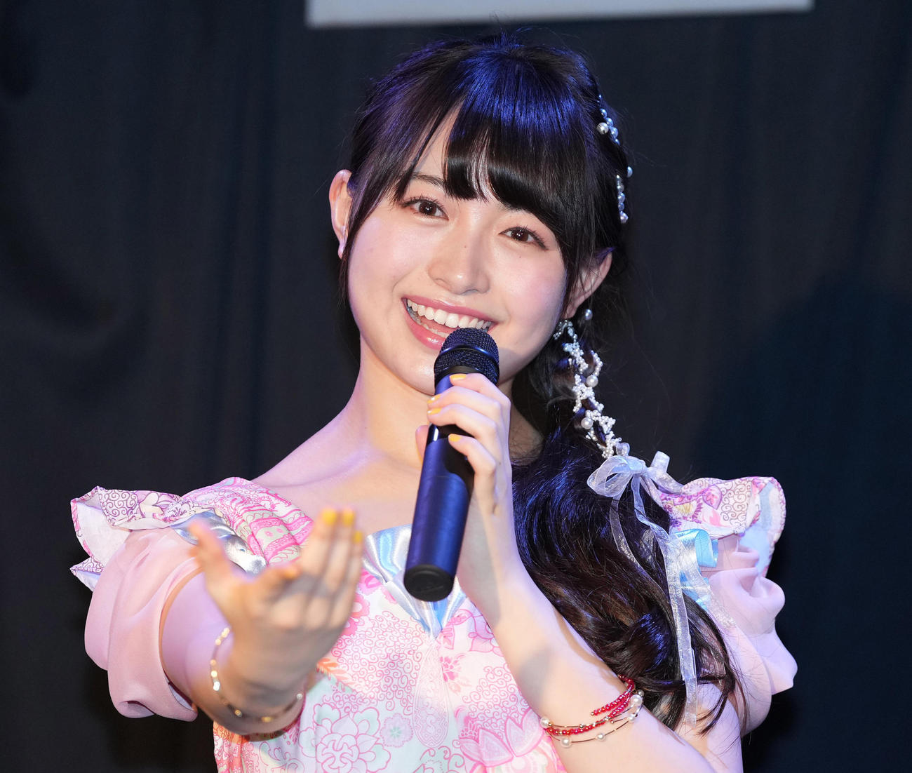 初のワンマンライブ前のフォトセッションで笑顔の其原有沙（撮影・鈴木みどり）