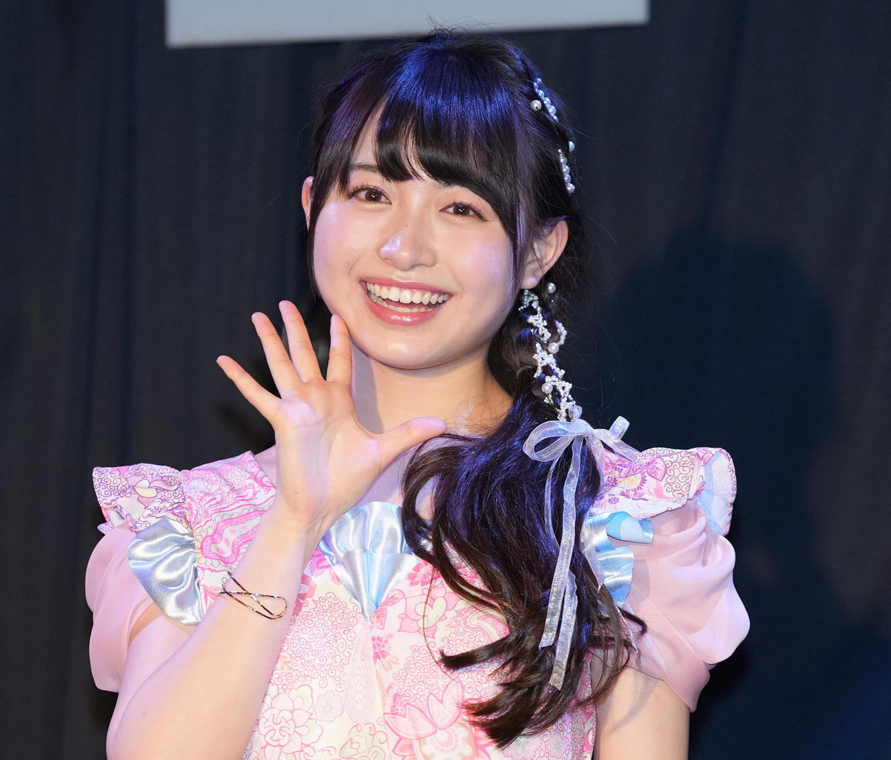 初のワンマンライブ前のフォトセッションで笑顔の其原有沙（撮影・鈴木みどり）
