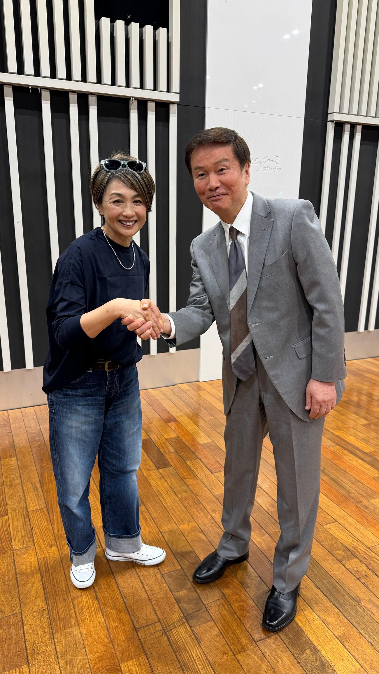 香坂みゆき（左）と森田健作
