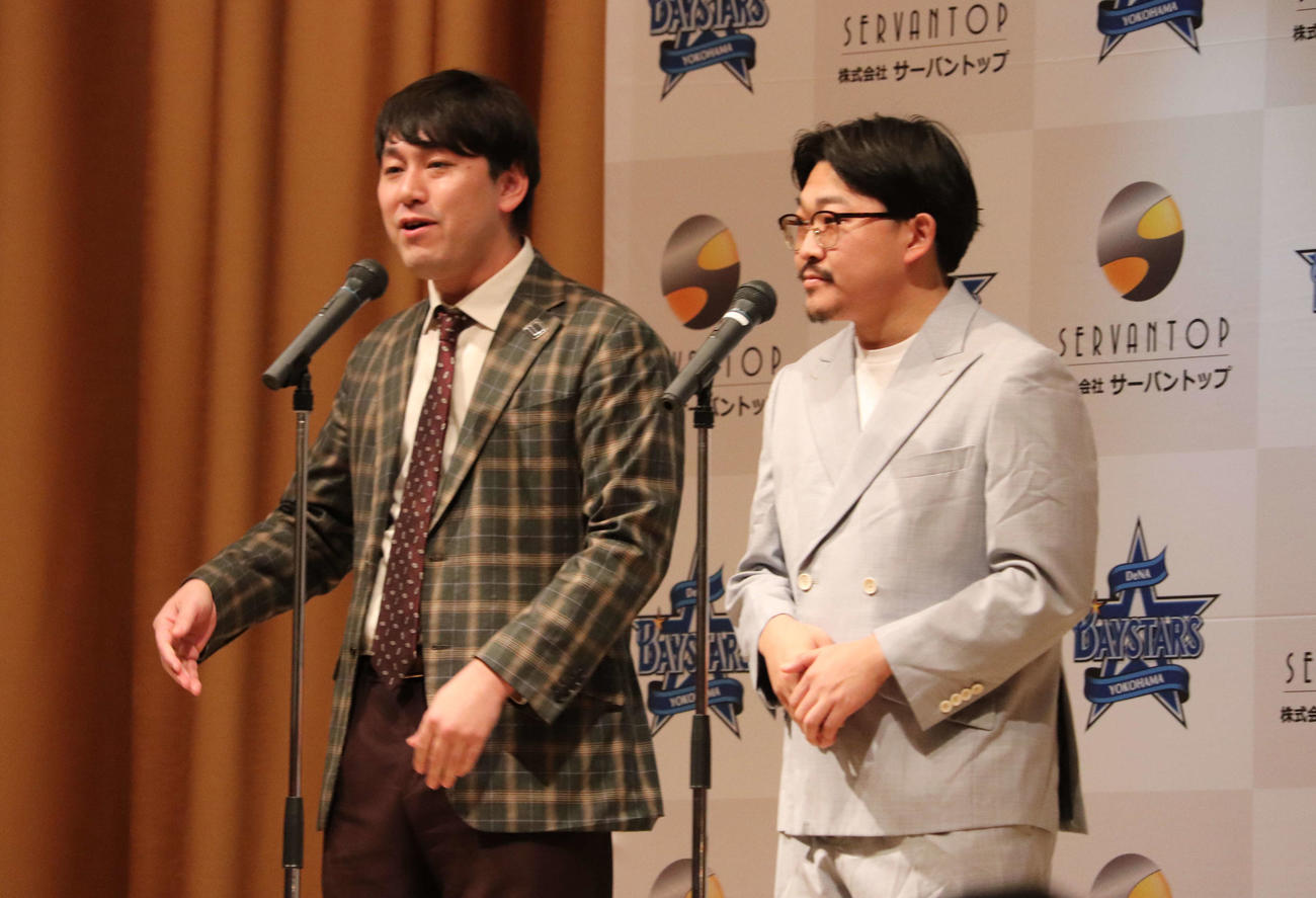 オズワルドの畠中悠（左）と伊藤俊介（2024年撮影）