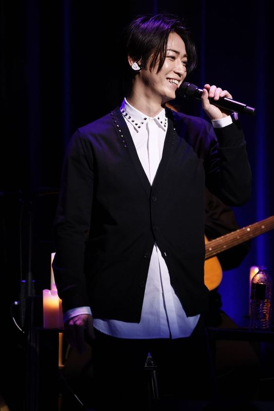 38歳の誕生日に行ったソロ公演で笑顔を見せて歌う亀梨和也