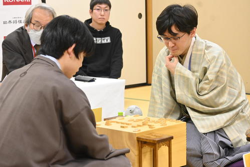 棋王戦5番勝負第2局の終局後、感想戦を行う伊藤匠七段(右)藤井聡太棋王(撮影・松浦隆司)