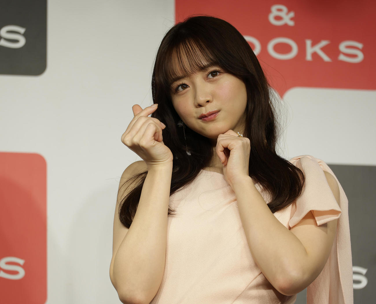 ファースト写真集「すのかすみ。」刊行イベントであざとかわいいポーズを披露する森香澄（撮影・中島郁夫）