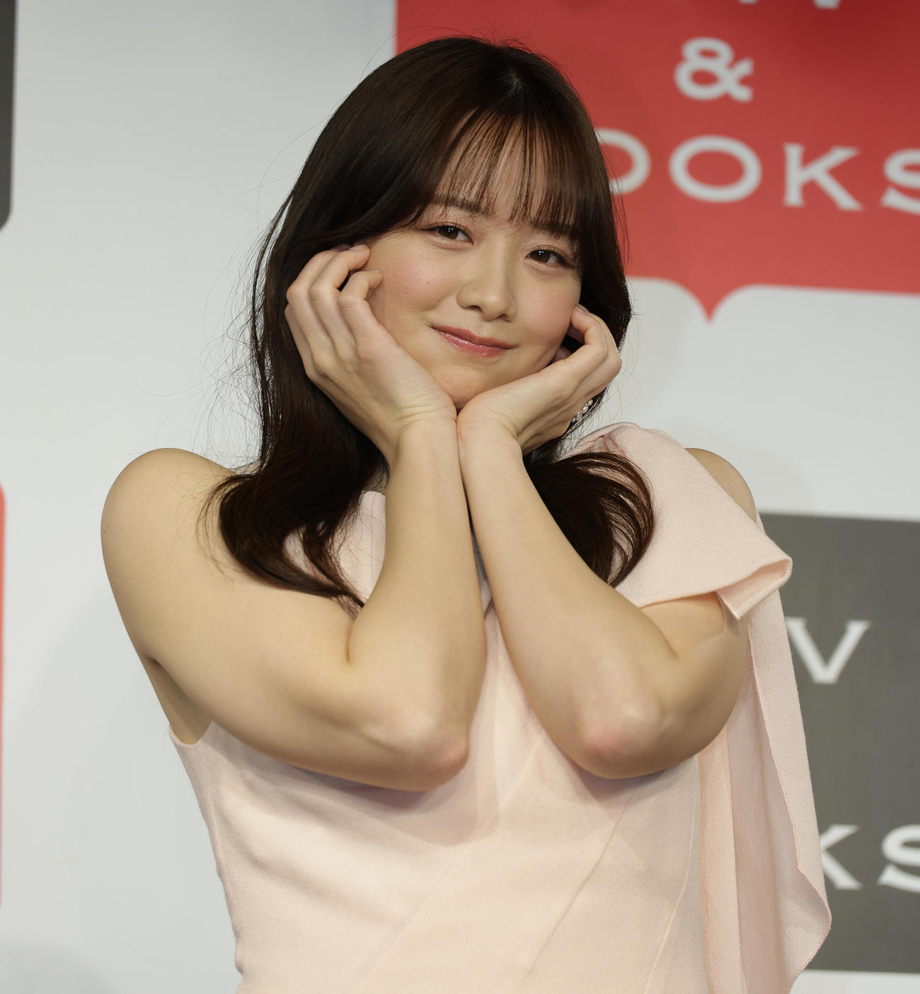 ファースト写真集「すのかすみ。」刊行イベントであざとかわいいポーズを披露する森香澄（撮影・中島郁夫）