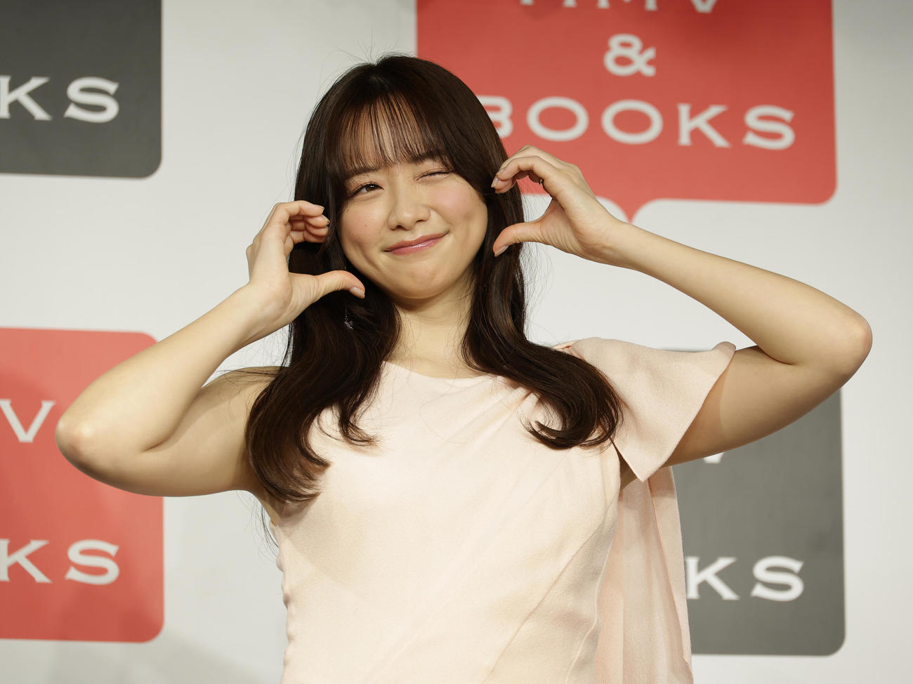ファースト写真集「すのかすみ。」刊行イベントであざとかわいいポーズを披露する森香澄（撮影・中島郁夫）