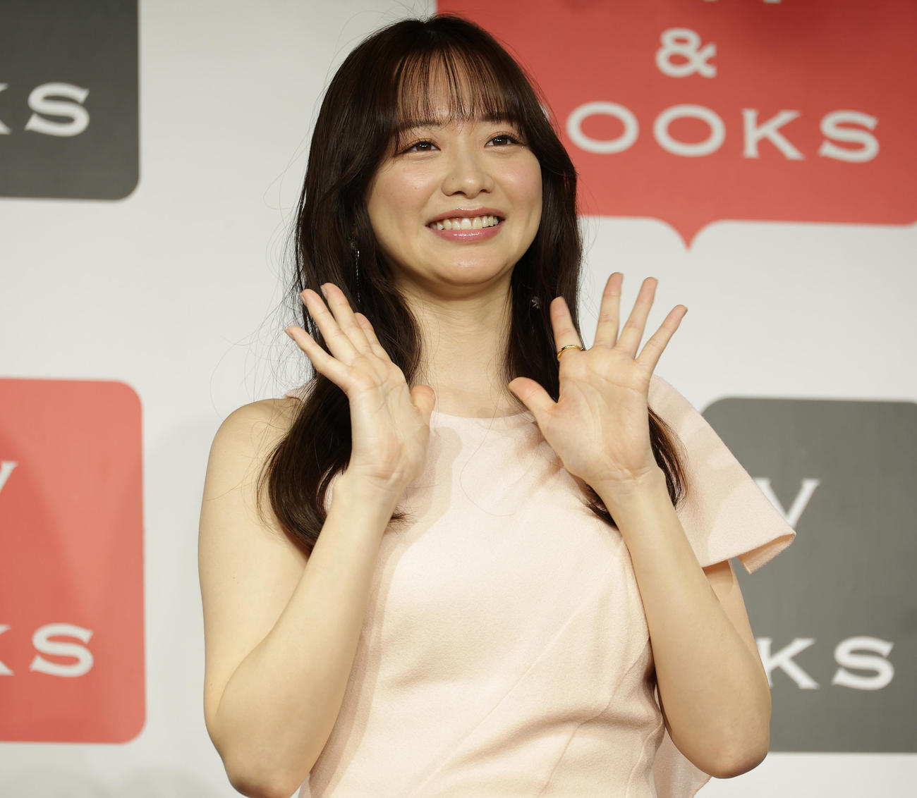 ファースト写真集「すのかすみ。」刊行イベントであざとかわいいポーズを披露する森香澄（撮影・中島郁夫）