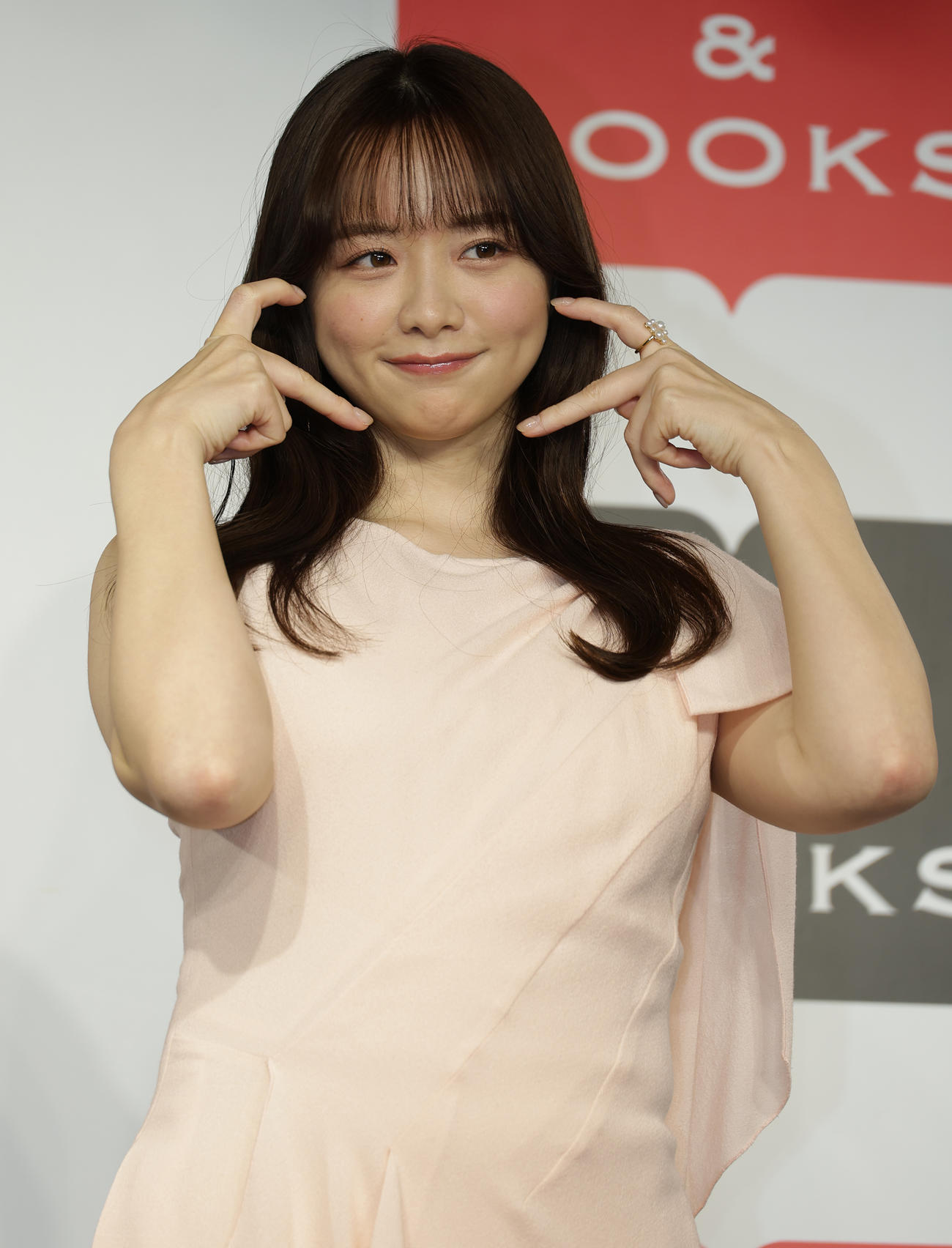 ファースト写真集「すのかすみ。」刊行イベントであざとかわいいポーズを披露する森香澄（撮影・中島郁夫）