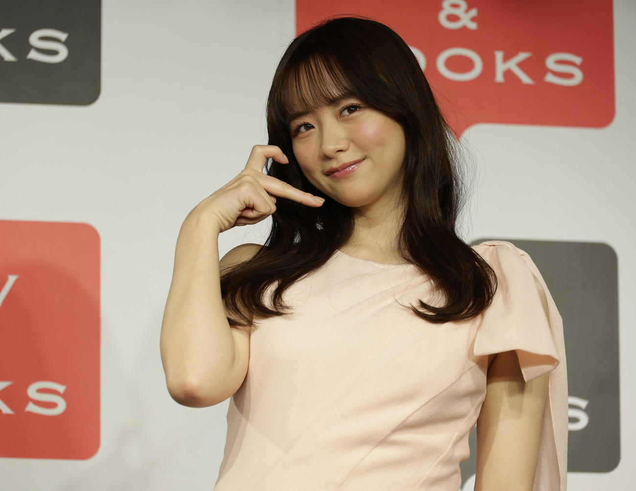 ファースト写真集「すのかすみ。」刊行イベントであざとかわいいポーズを披露する森香澄（撮影・中島郁夫）