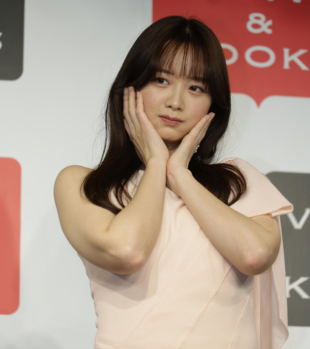 ファースト写真集「すのかすみ。」刊行イベントであざとかわいいポーズを披露する森香澄（撮影・中島郁夫）