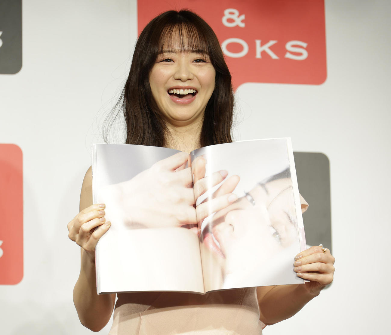 ファースト写真集「すのかすみ。」刊行イベントでお気に入り写真を披露する森香澄（撮影・中島郁夫）