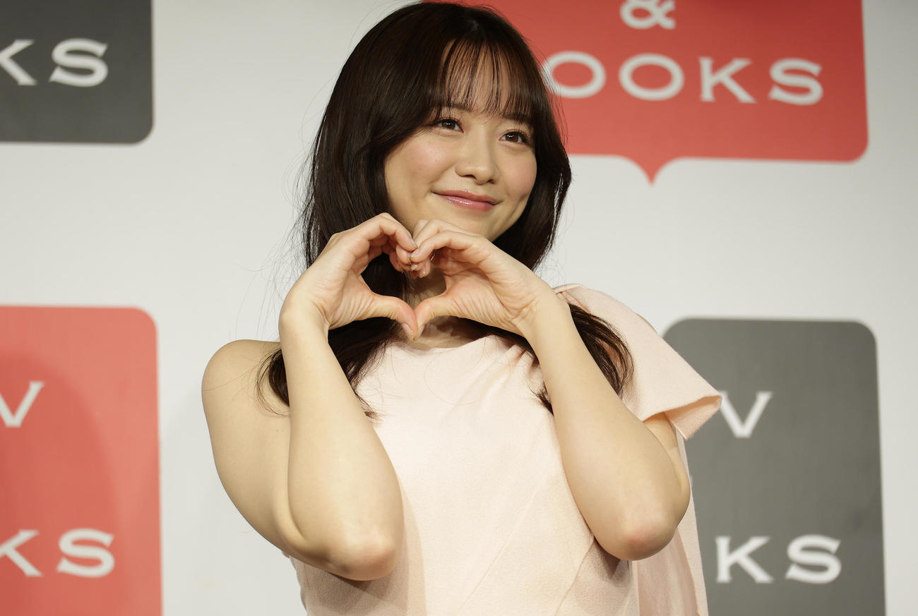 ファースト写真集「すのかすみ。」刊行イベントであざとかわいいポーズを披露する森香澄（撮影・中島郁夫）