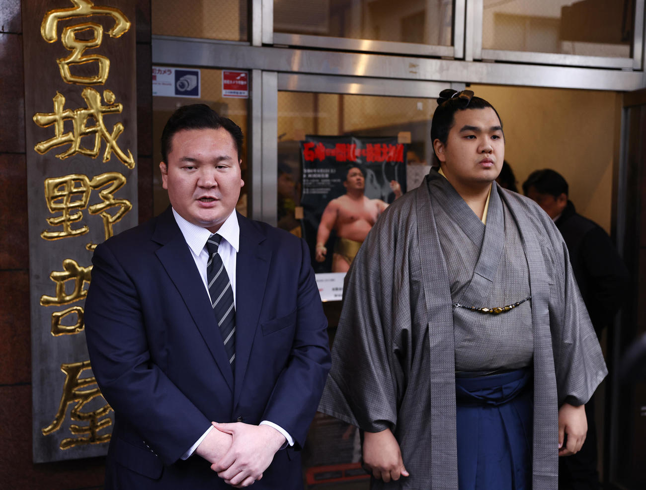 報道陣の前で謝罪する宮城野親方（左）と北青鵬（2024年2月23日撮影）