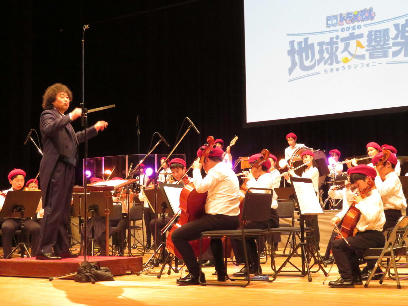 「映画ドラえもん　のび太の地球交響楽」ドラドラ♪シンフォニー楽団コンサートイベントに、フルート奏者として参加した芳根京子（右端）と指揮を執った葉加瀬太郎