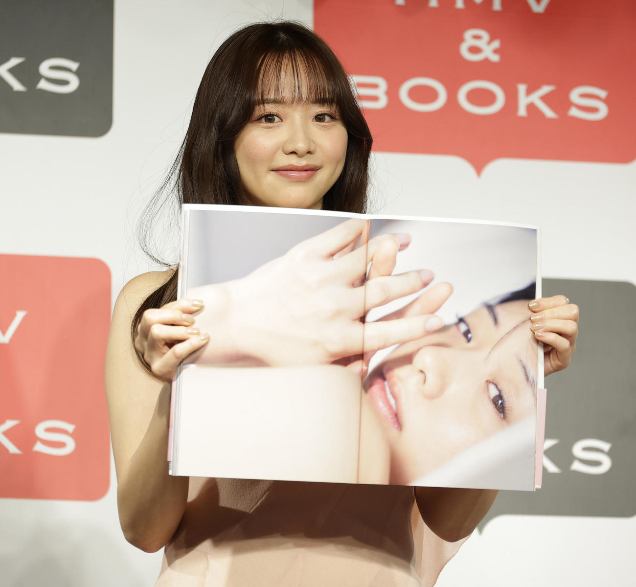 ファースト写真集「すのかすみ。」刊行イベントでお気に入り写真を披露する森香澄（撮影・中島郁夫）