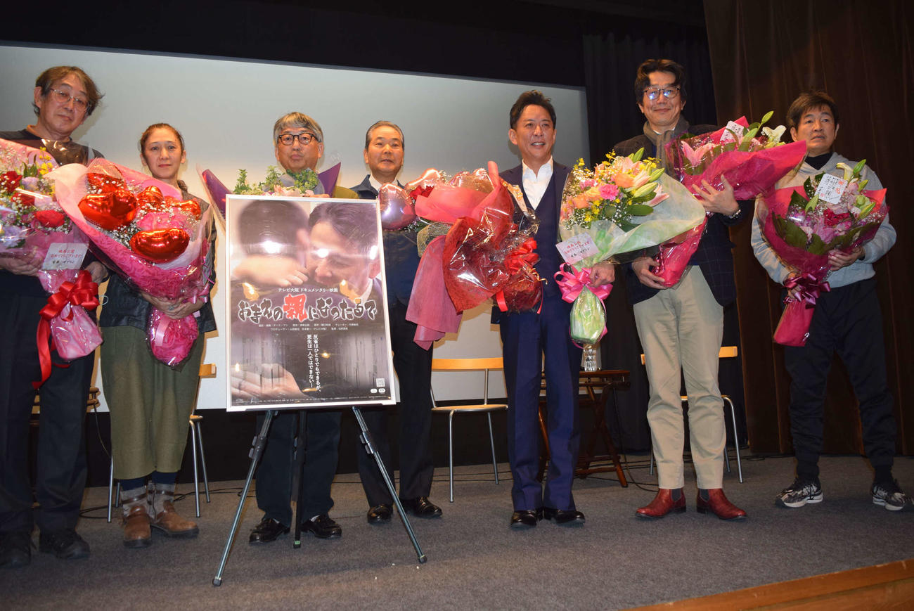 映画「おまえの親になったるで」の公開舞台あいさつ＆トークショーに登壇した、左から2人目から）北岸良枝監督、竹中功氏、中井政嗣氏、草刈健太郎氏、1人空いて）井岡弘樹氏（撮影・阪口孝志）