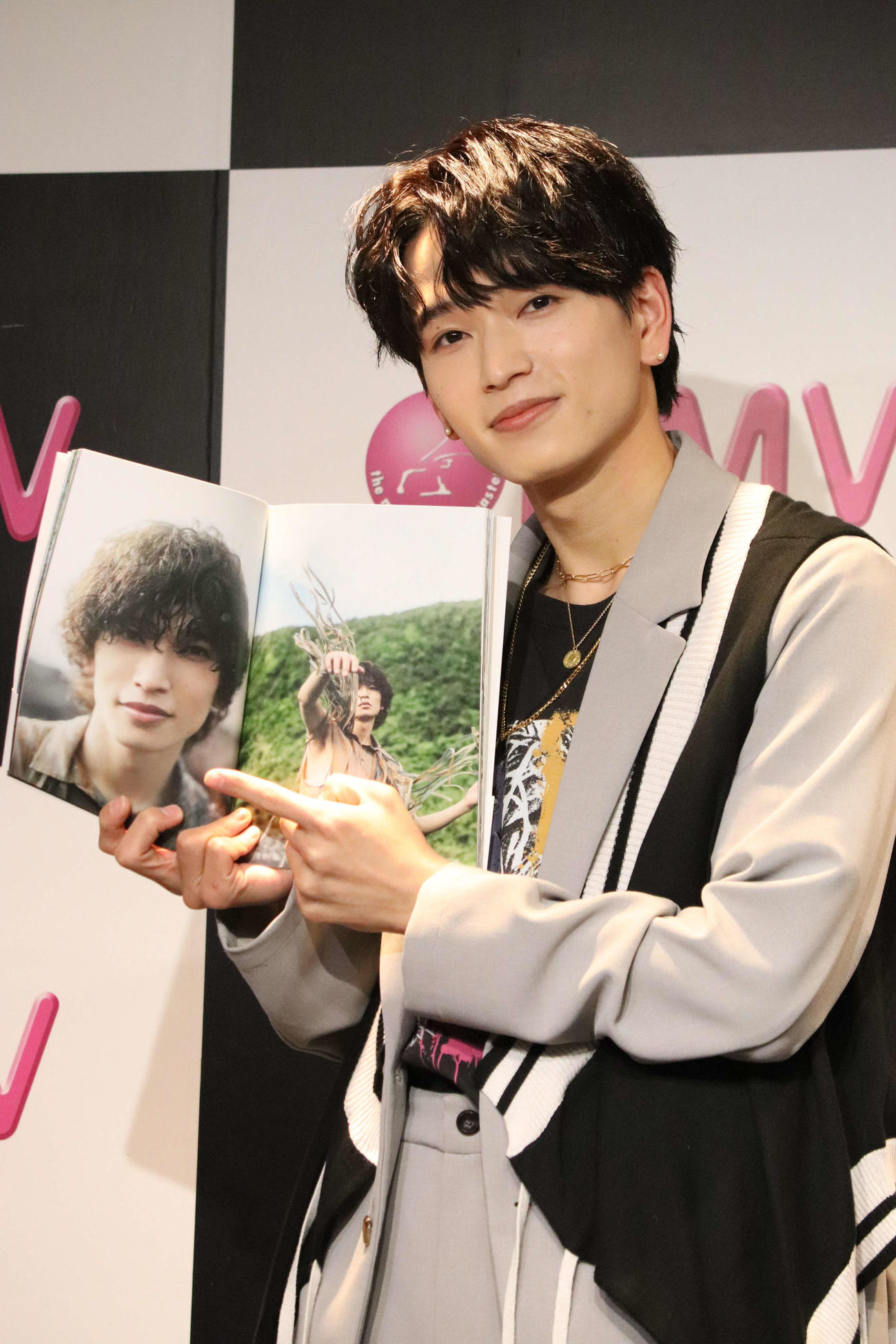 ファースト写真集「共鳴」を発売した鈴木曉（撮影・加藤理沙）