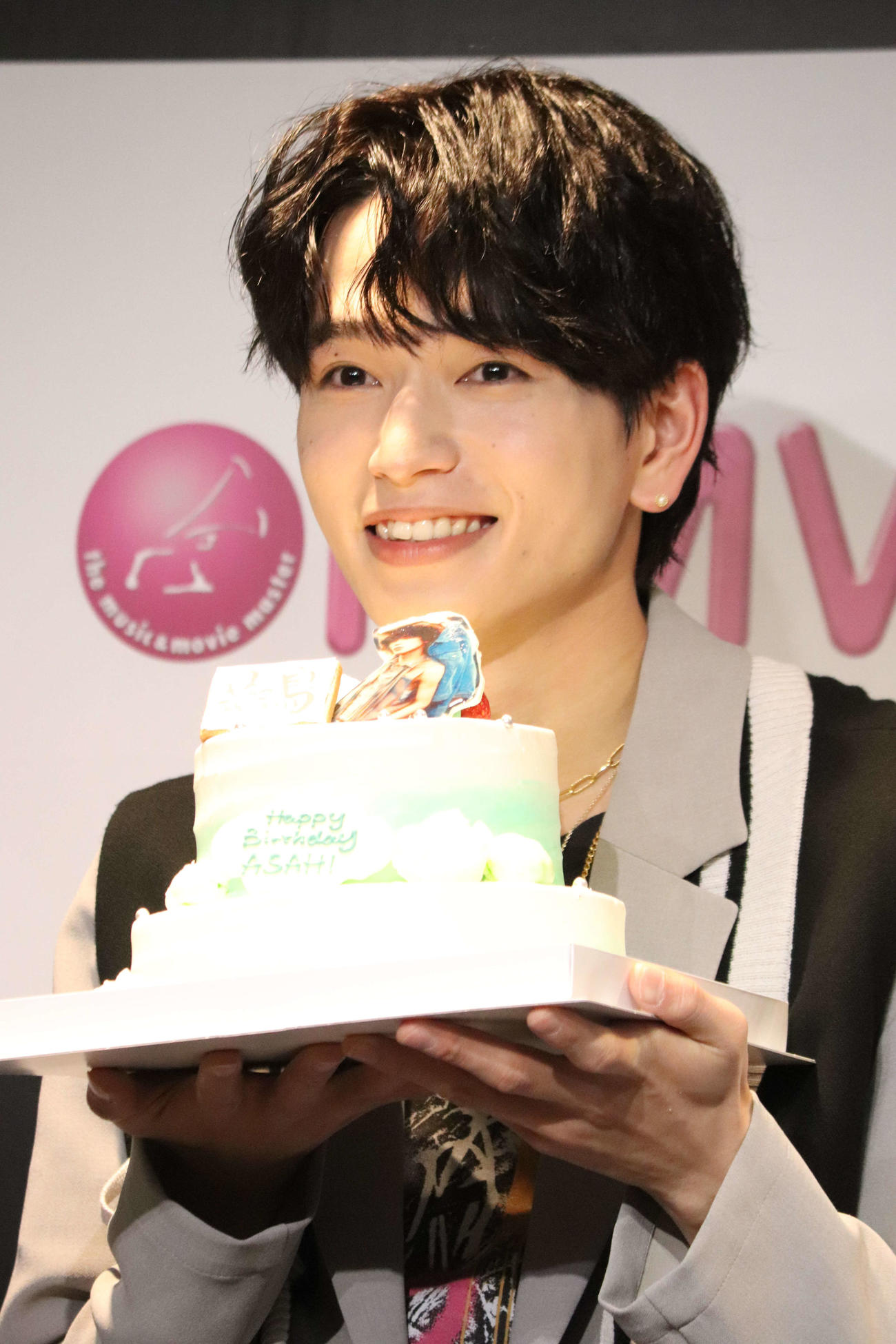 ファースト写真集「共鳴」発売イベントでサプライズで誕生日を祝福された鈴木曉（撮影・加藤理沙）
