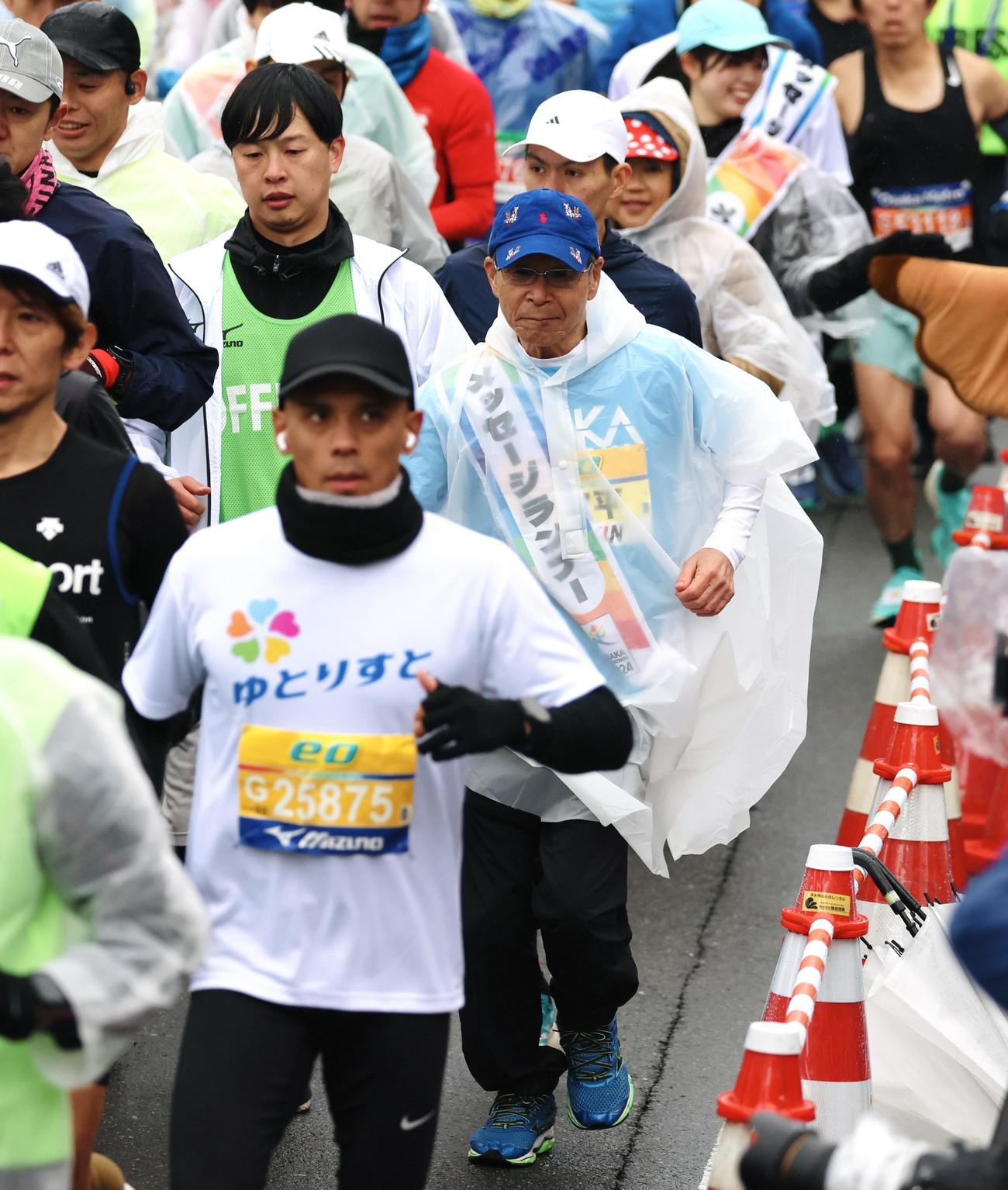 スタートする間寛平らランナーたち（撮影・加藤哉）
