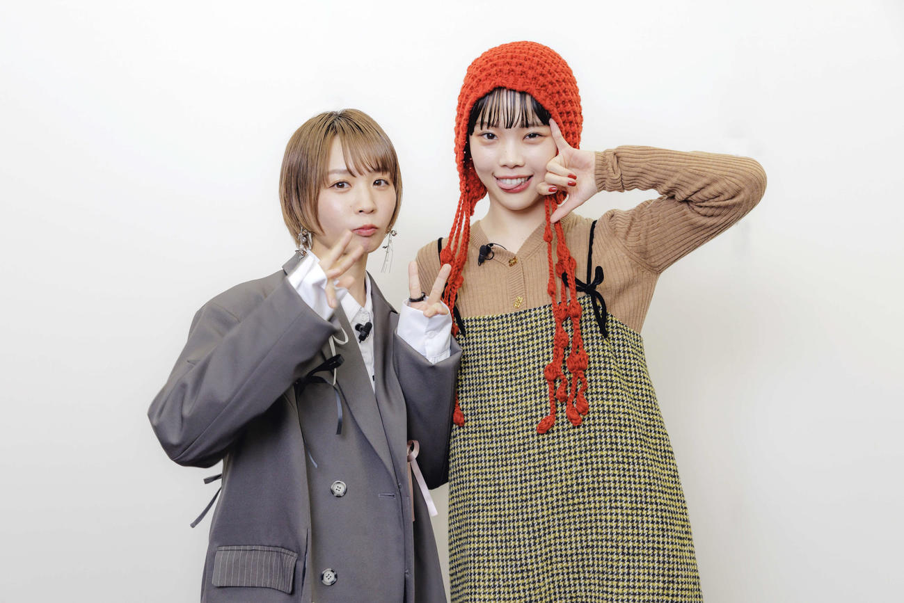 「解散ノート」の出版記念特別対談を行った、モモコグミカンパニー（左）、アイナ・ジ・エンド