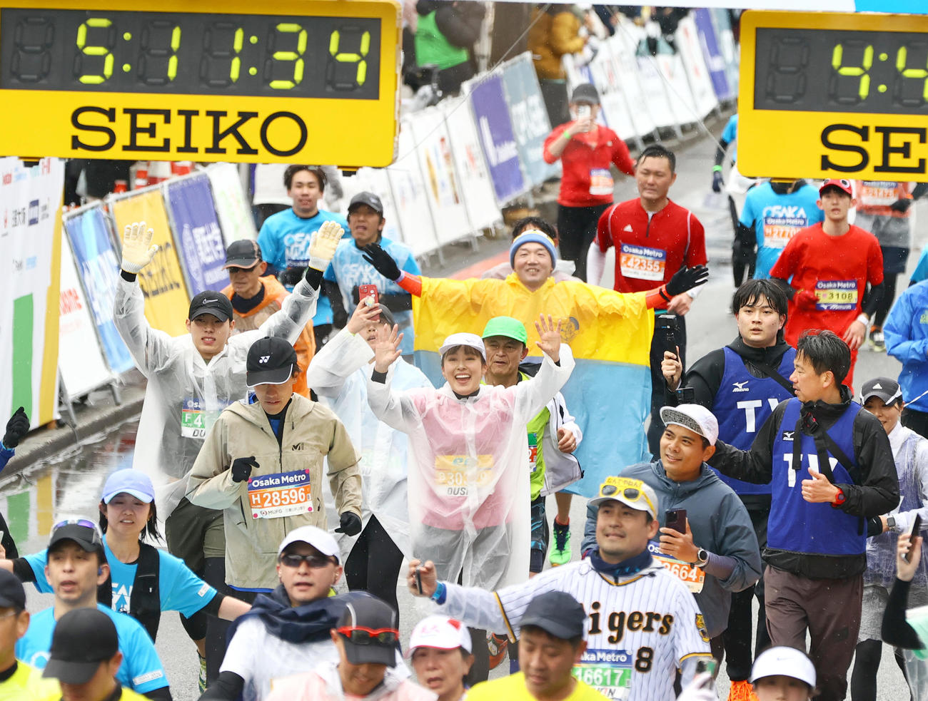 フルマラソンを完走し笑顔を見せるMBS毎日放送の前田春香アナウンサー（撮影・上山淳一）