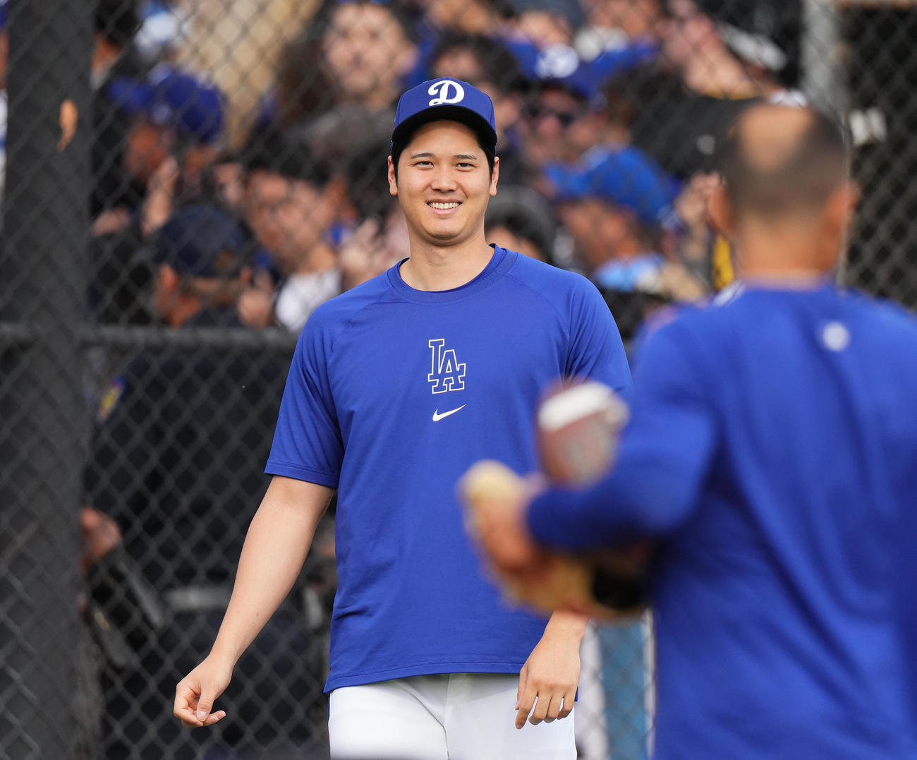 練習メニューを間違えてフィールドに登場したドジャース大谷は照れ笑い（撮影・菅敏）