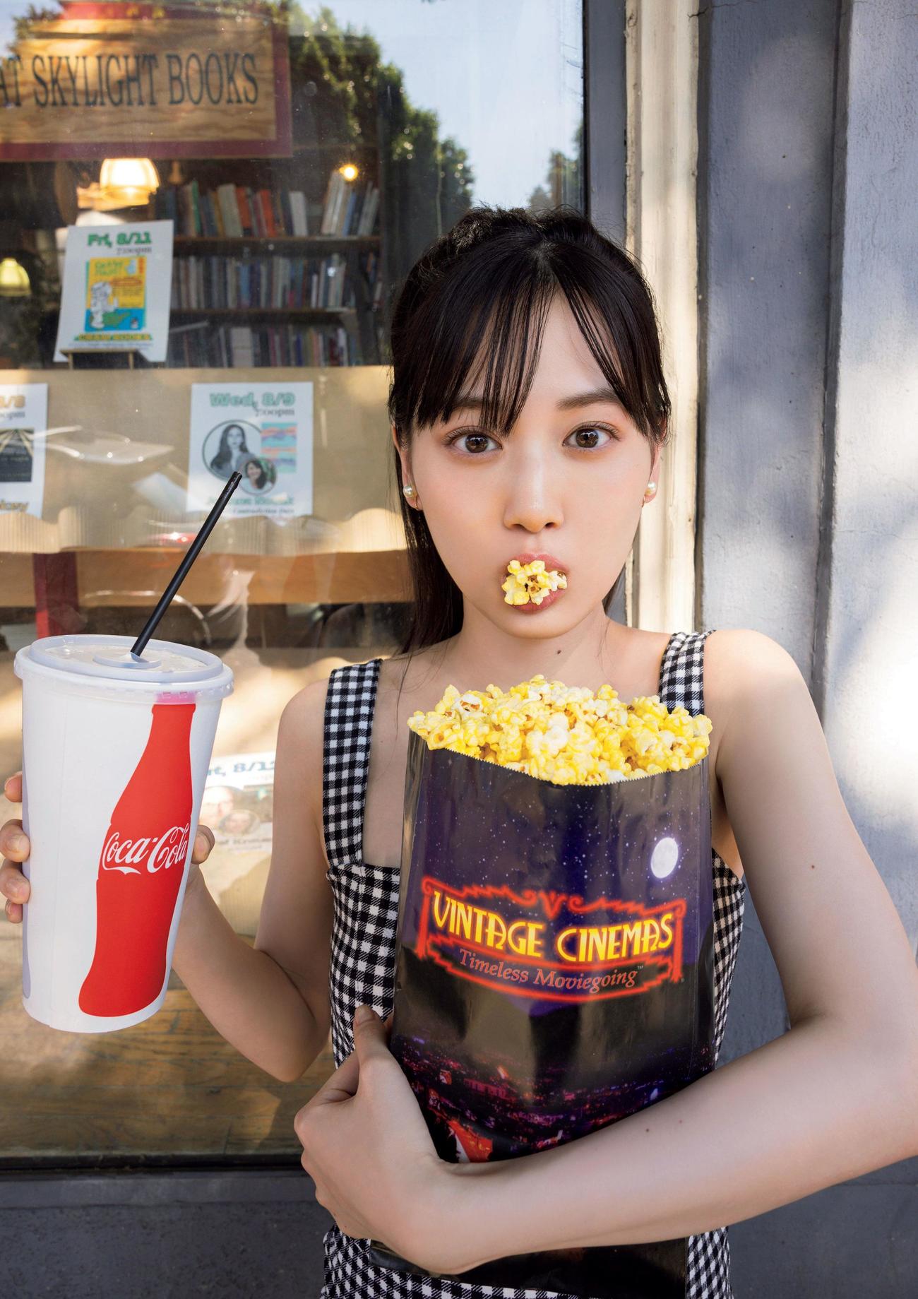 乃木坂46山下美月セカンド写真集の先行カット。ワンピース姿でポップコーンをくわえる