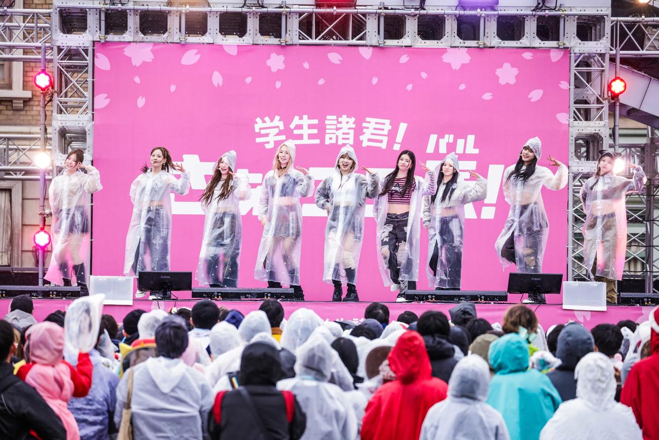 ユニバーサル・スタジオ・ジャパンで開催された「ユニ春！ライブ2024」に出演したNiziU
