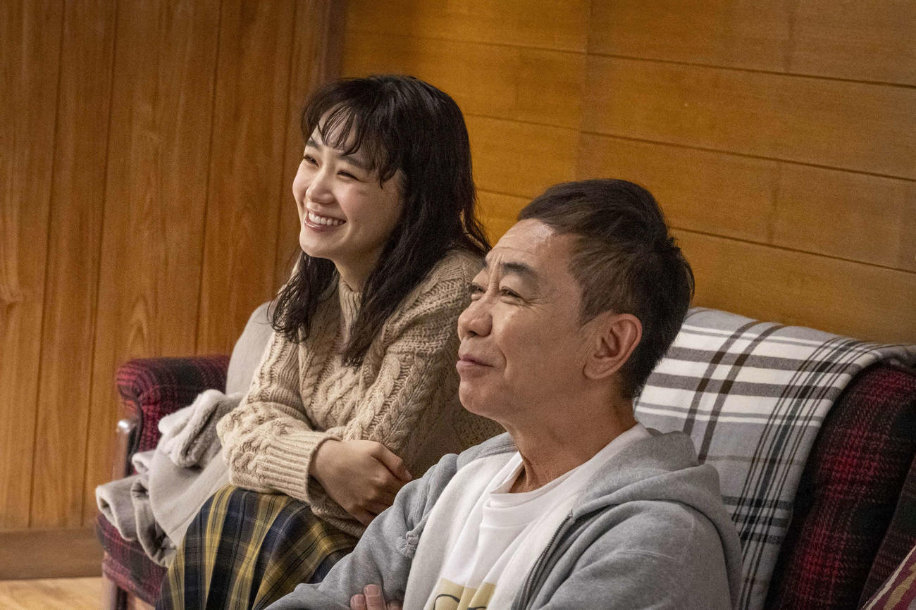 カンテレ・フジテレビ系「春になったら」でダブル主演を務める奈緒、木梨憲武(C)カンテレ