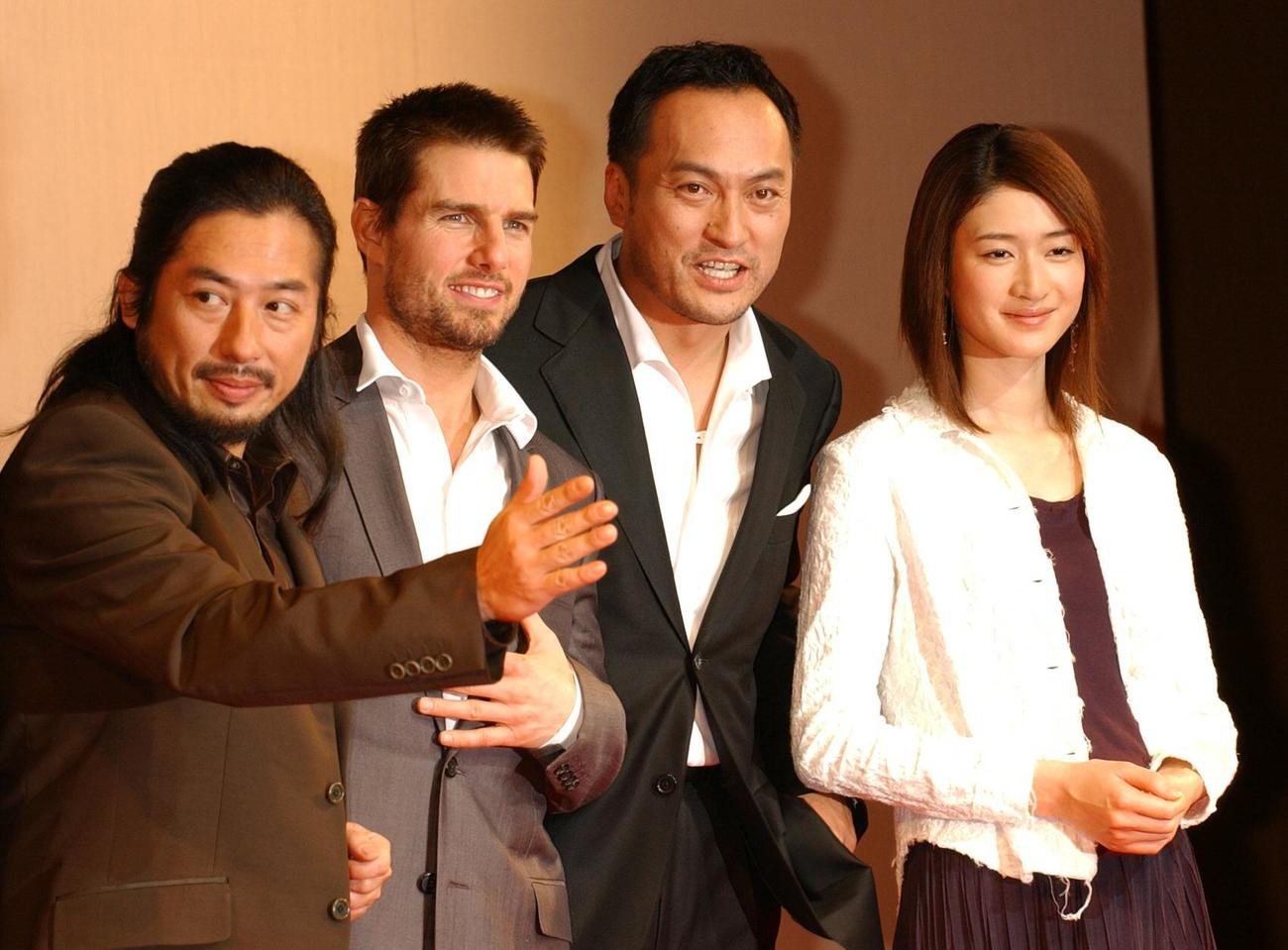 映画「ラストサムライ」来日記者会見。左から真田広之、トム・クルーズ、渡辺謙、小雪（2003年11月撮影）